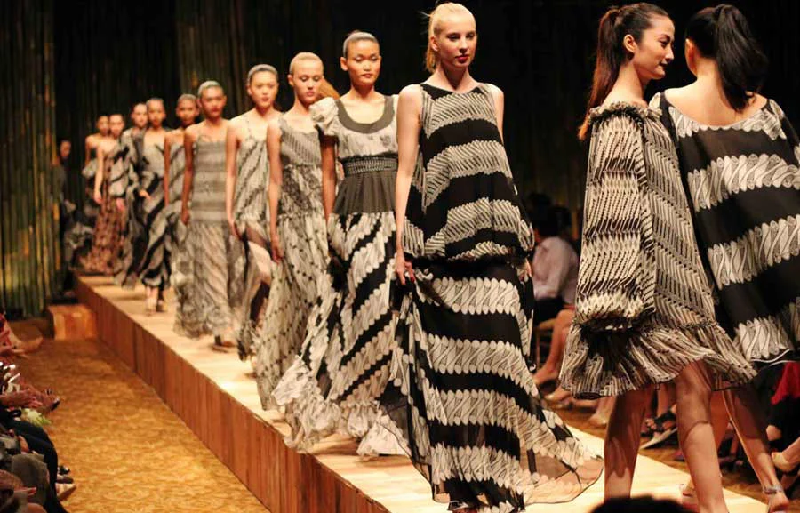 Tren Fashion Indonesia 2025: Gaya Futuristik dengan Sentuhan Budaya